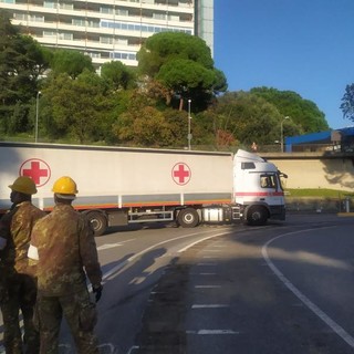 In corso d'opera l'allestimento di un ospedale da campo vicino al San Martino (FOTO)