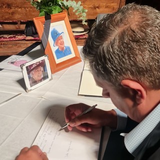 Addio alla Regina Elisabetta, l'omaggio di Toti alla sovrana nella chiesa anglicana di Genova