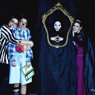 Anche se sei stato cattivo, la cena te la serviamo noi. Lo spettacolo a Palazzo Imperiale che ribalta la visione dei cattivi