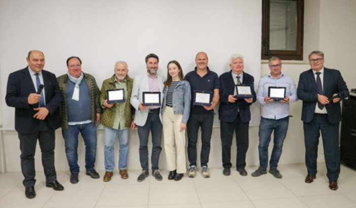 'Custodi del Territorio': cresce la rete dei difensori dell’ambiente e delle tradizioni enogastronomiche promossa dall’Associazione Ristoranti della Tavolozza e dal gruppo Morenews 'Custodi del Territorio': cresce la rete dei difensori dell’ambiente e delle tradizioni enogastronomiche promossa dall’Associazione Ristoranti della Tavolozza e dal gruppo Morenews
