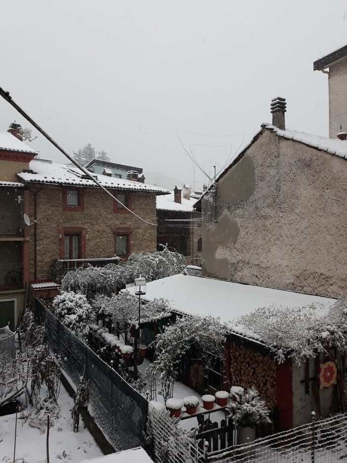 La Liguria nella morsa del maltempo: neve fino a 10 cm nell’entroterra tra Savona e Genova La Liguria nella morsa del maltempo: neve fino a 10 cm nell’entroterra tra Savona e Genova