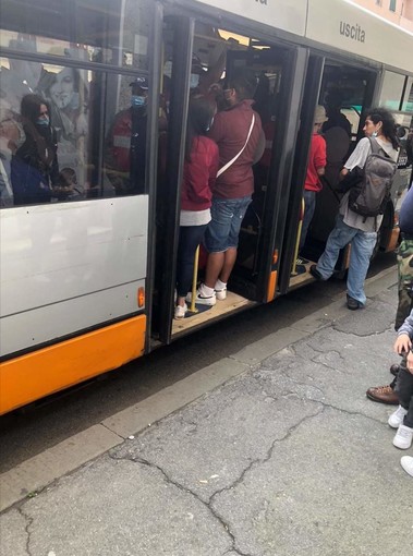 Bus: linea 7 e 18 affollate. La denuncia del consigliere di Centro Ovest (FOTO)