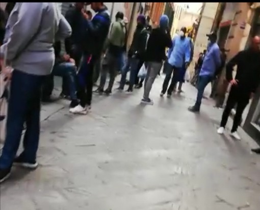 Coronavirus: in via del Campo assembramenti e "struscio" in barba ai divieti (VIDEO)