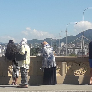 Ferragosto "irreale": curiosi e commossi in pellegrinaggio di fronte al ponte