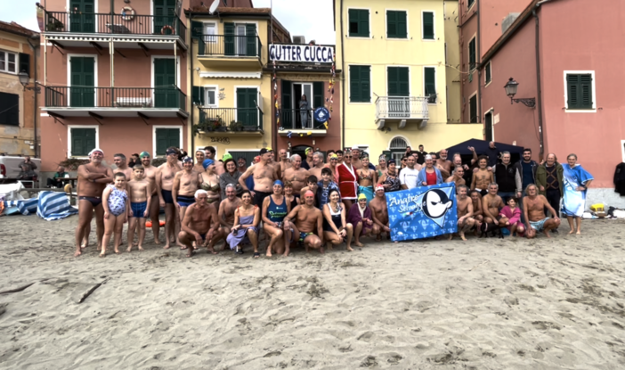 Cimento a Sestri Levante, 75 coraggiosi hanno fatto il bagno in Baia del Silenzio (Video)