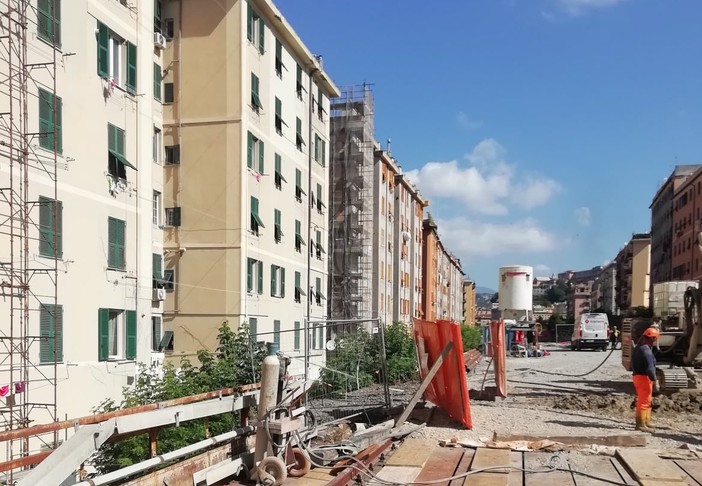 Certosa, residenti sotto la morsa di due cantieri e del caldo stagionale