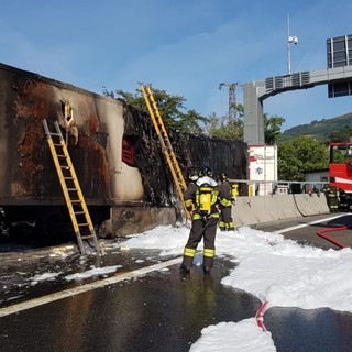 Incendio sulla A26: camion prende fuoco, traffico bloccato a Masone