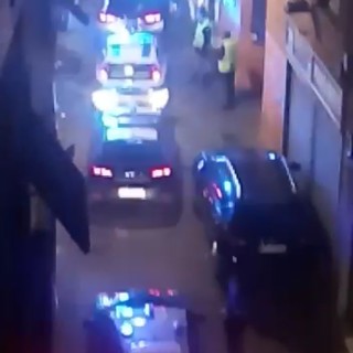 Emergenza coronavirus: locale aperto dopo le 18, intervengono i carabinieri (VIDEO) Emergenza coronavirus: locale aperto dopo le 18, intervengono i carabinieri (VIDEO)