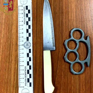In possesso di coltello e tirapugni: denunciata 37enne alla stazione di Genova Principe