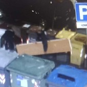 Sestri Ponente, abbandonano rifiuti per strada: multati in otto Sestri Ponente, abbandonano rifiuti per strada: multati in otto