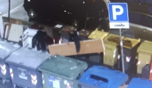 Sestri Ponente, abbandonano rifiuti per strada: multati in otto