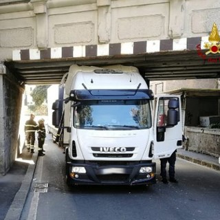 Camion incastrato sotto cavalcavia a Quarto: intervento dei Vigili del Fuoco