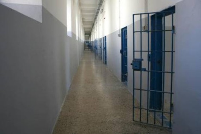 Lancia droga e smartphone ai detenuti di Marassi: arrestato dalla polizia penitenziaria