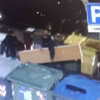 Sestri Ponente, abbandonano rifiuti per strada: multati in otto Sestri Ponente, abbandonano rifiuti per strada: multati in otto