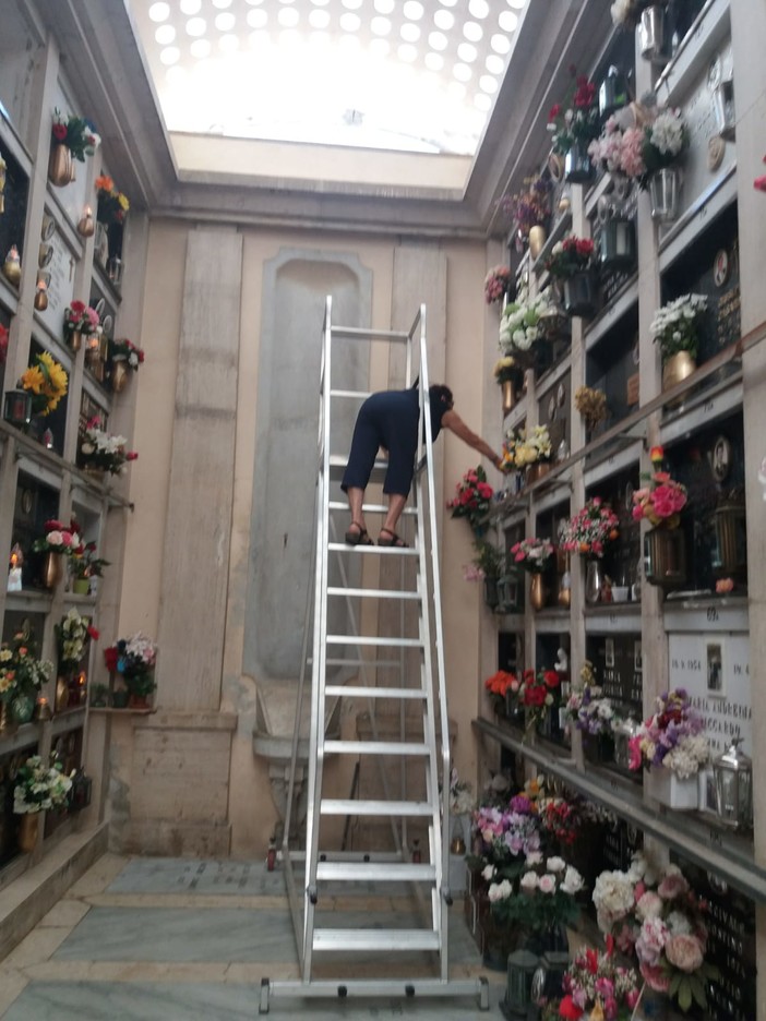 Cimitero di Palmaro, le scale nuove sono più pericolose di quelle sostituite