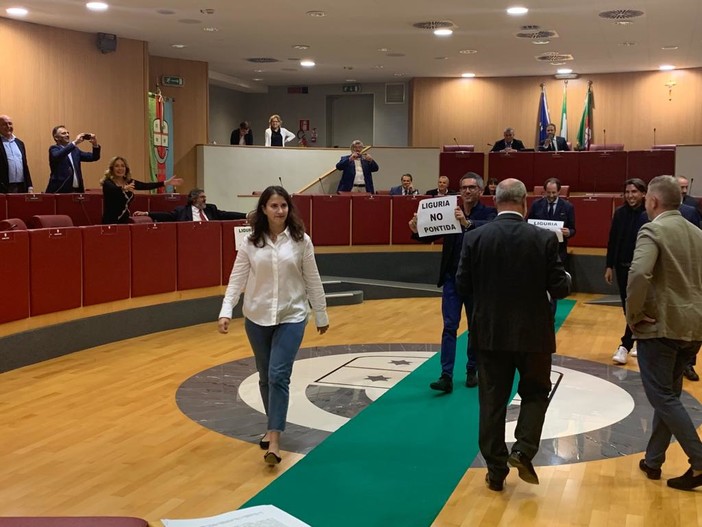 Flash mob Cinque Stelle e Pd: "Toti asservito  a Salvini e il suo tappeto è diventato verde"