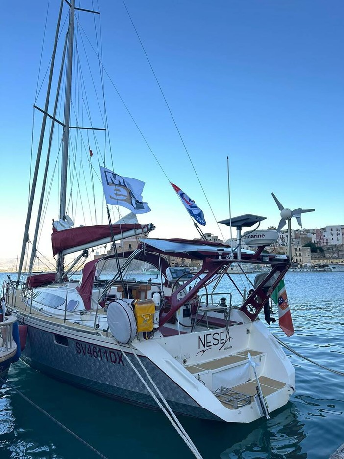 La bandiera del MEI di Genova arriva oggi a New York a bordo della Nesea La bandiera del MEI di Genova arriva oggi a New York a bordo della Nesea