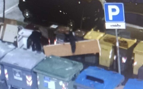 Sestri Ponente, abbandonano rifiuti per strada: multati in otto