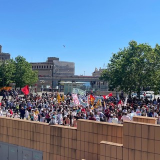 Il corteo contro i progetti calati dall'alto. Quasi duemila in piazza a Genova. Conte: &quot;Perverso intreccio tra politica e affari&quot;