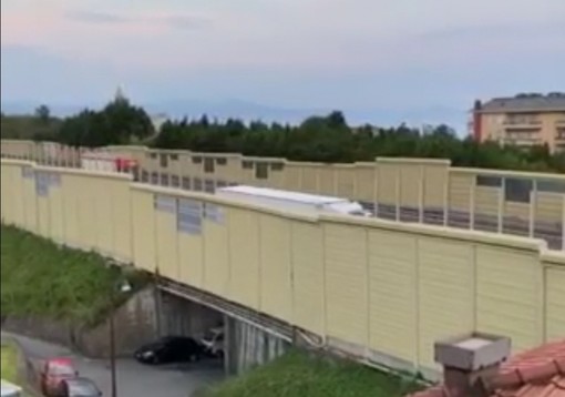 Manovre spericolate, Arenzano: 2 camion fanno retromarcia in autostrada (VIDEO)