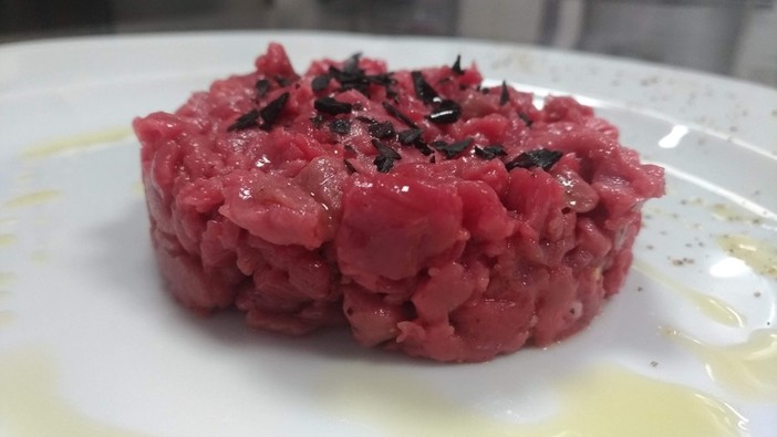 Domenica 27 novembre: tutto pronto per la nona edizione del Campionato nazionale di Battuta al Coltello a Trinità nel cuneese Domenica 27 novembre: tutto pronto per la nona edizione del Campionato nazionale di Battuta al Coltello a Trinità nel cuneese