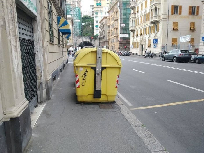 Medio Levante, cassonetti sul marciapiede tra le polemiche dei residenti