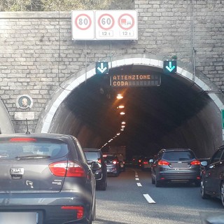 Lamiera si stacca da galleria sull'A26 e colpisce un tir danneggiandolo: illeso il conducente
