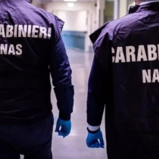 Cucine da incubo e cibo avariato: i controlli dei NAS svuotano i ristoranti di Genova