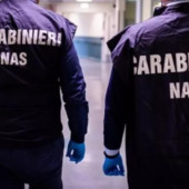 Controlli dei Nas in centro storico: blatte, cibo guasto e verbali, sigilli a due attività Controlli dei Nas in centro storico: blatte, cibo guasto e verbali, sigilli a due attività