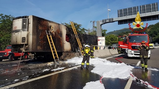 Incendio sulla A26: camion prende fuoco, traffico bloccato a Masone