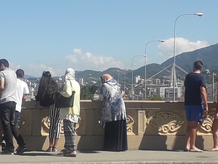 Ferragosto &quot;irreale&quot;: curiosi e commossi in pellegrinaggio di fronte al ponte