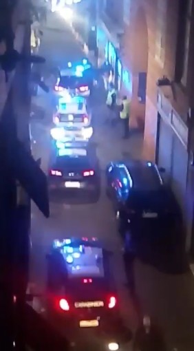 Emergenza coronavirus: locale aperto dopo le 18, intervengono i carabinieri (VIDEO) Emergenza coronavirus: locale aperto dopo le 18, intervengono i carabinieri (VIDEO)