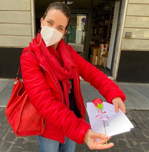 ‘Una rosa per l'autonomia’: lo slogan per sostenere il Centro per non subire violenza (VIDEO)