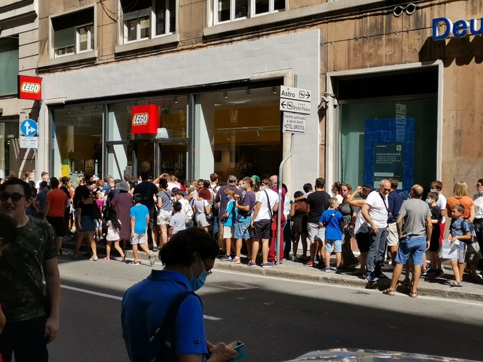 Lego Store a Genova: coda interminabile per entrare nel nuovo negozio (VIDEO)