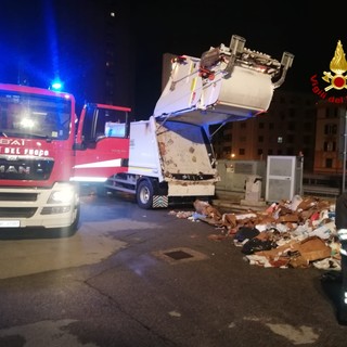 Via Col: va a fuoco un compattatore, intervento dei pompieri