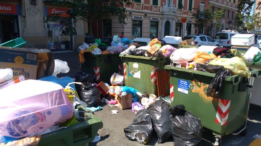 Crollo ponte: emergenza rifiuti, cumuli di &quot;rumenta&quot; intorno ai cassonetti (FOTO)