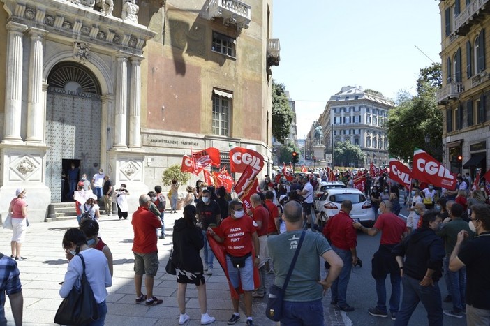 Ristorazione scolastica Genova, Filcams Cgil: "Si parte male, non permetteremo che aziende e Comune risparmino sulla schiena dei lavoratori"