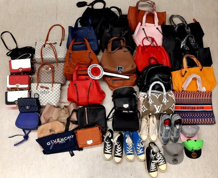 Porto Antico di Genova: in appartamento capi contraffatti e minori senza genitori Porto Antico di Genova: in appartamento capi contraffatti e minori senza genitori