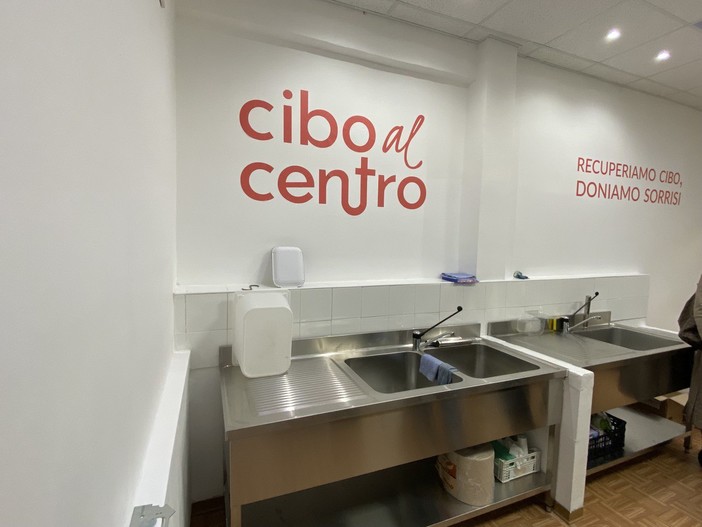 Nasce "Cibo al Centro": recupero e ridistribuzione del cibo fresco nel centro storico di Genova (Video e Foto) Nasce "Cibo al Centro": recupero e ridistribuzione del cibo fresco nel centro storico di Genova (Video e Foto)