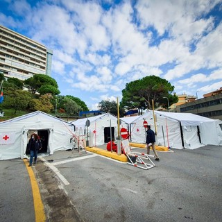 Covid, una struttura ospedaliera mobile montata davanti al San Martino (FOTO)