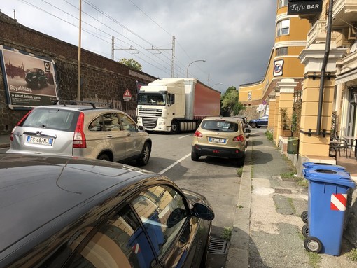 Multedo, i cittadini non si arrendono: “Chiudere il casello per i camion in uscita” Multedo, i cittadini non si arrendono: “Chiudere il casello per i camion in uscita”