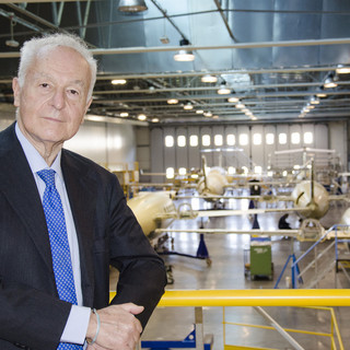 Il commissario di Piaggio Aerospace, Vincenzo Nicastro, nello stabilimento di Villanova d'Albenga