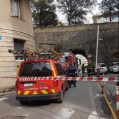 Pegli, cadono calcinacci dal voltino di via Diciotto Fanciulli: strada chiusa al traffico e bus deviati Pegli, cadono calcinacci dal voltino di via Diciotto Fanciulli: strada chiusa al traffico e bus deviati