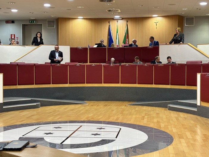 Allargamento della giunta regionale, il consiglio dice il primo ‘sì’: dalla riforma spariscono i sottosegretari Allargamento della giunta regionale, il consiglio dice il primo ‘sì’: dalla riforma spariscono i sottosegretari