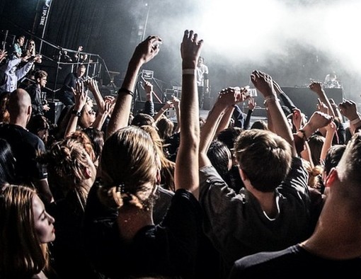 Nervi, oltre 200 partecipanti al concerto Nazi-Rock