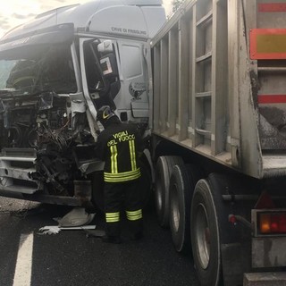 Recco: si ribalta autoarticolato sulla A12, salvato camionista