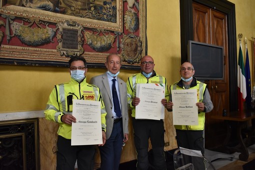 Tre premiati in prefettura per il lavoro svolto nelle emergenze del ponte Morandi e del covid Tre premiati in prefettura per il lavoro svolto nelle emergenze del ponte Morandi e del covid