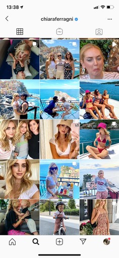 Primo weekend in Liguria per Chiara Ferragni con baffi e bikini