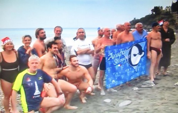 Sori: nonnina di 90 anni si tuffa per il cimento Sori: nonnina di 90 anni si tuffa per il cimento