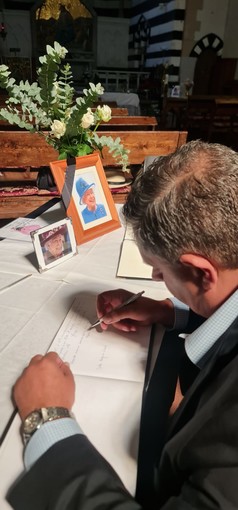 Addio alla Regina Elisabetta, l'omaggio di Toti alla sovrana nella chiesa anglicana di Genova Addio alla Regina Elisabetta, l'omaggio di Toti alla sovrana nella chiesa anglicana di Genova